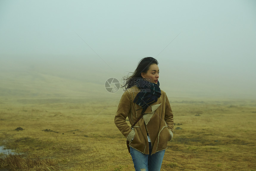 火山口观光女生一个女人穿过雾图片