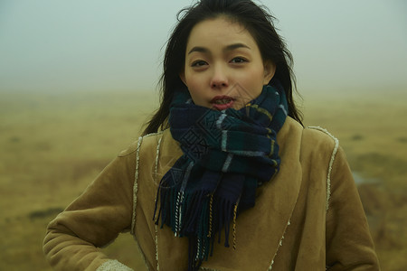 熊本县阿苏市雾中荒野上的女人图片
