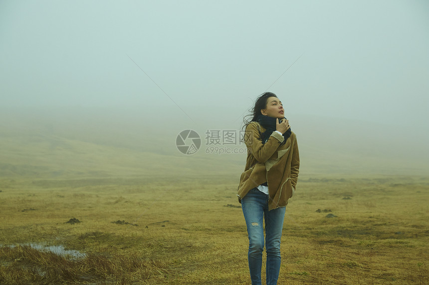 熊本县阿苏市雾中荒野上的女人图片