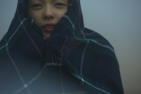 迷雾中裹着围巾的女人图片