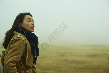 独自旅行站在迷雾中的女人图片