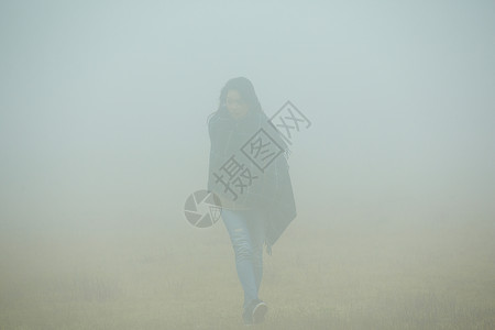 在迷雾中行走的女性图片