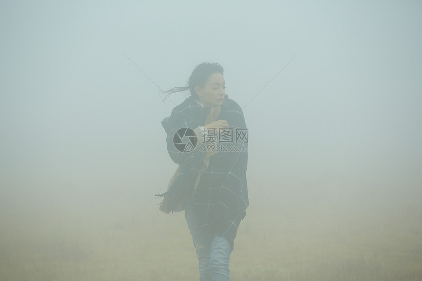 在迷雾中行走的女性图片