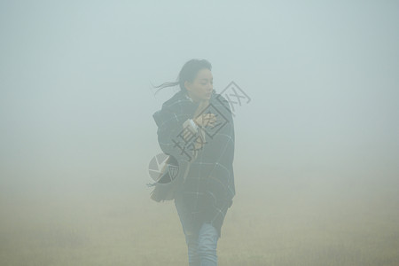 在迷雾中行走的女性图片