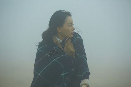 穿过迷雾的年轻女性图片