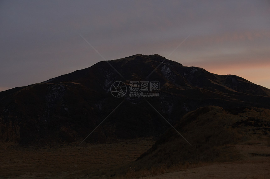 黄昏广阔的荒野熊本县阿苏山图片