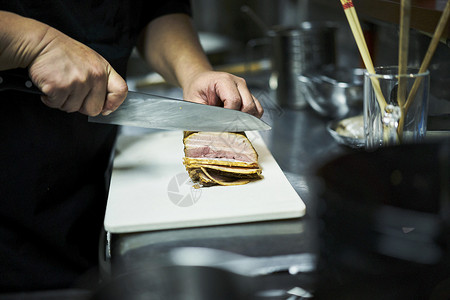 厨师在切猪排的手图片