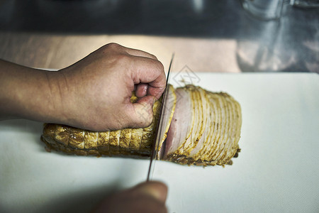 厨师在切猪排的手图片