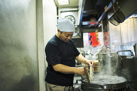 拉面店制作拉面的主厨背景图片