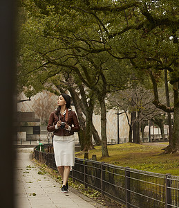 熊本熊素材手拿相机的女性摄影师背景