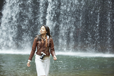 带着相机旅游观光的女青年图片