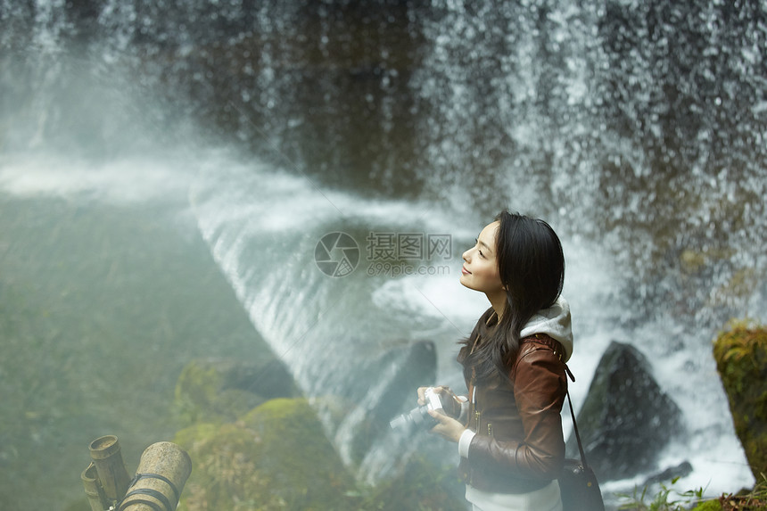 外出旅游享受自然风光的女青年图片