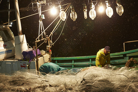 深夜在港口工作的渔民高清图片