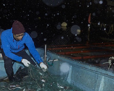 雨夜里工作的渔民图片