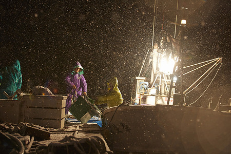 雨夜里工作的渔民们图片