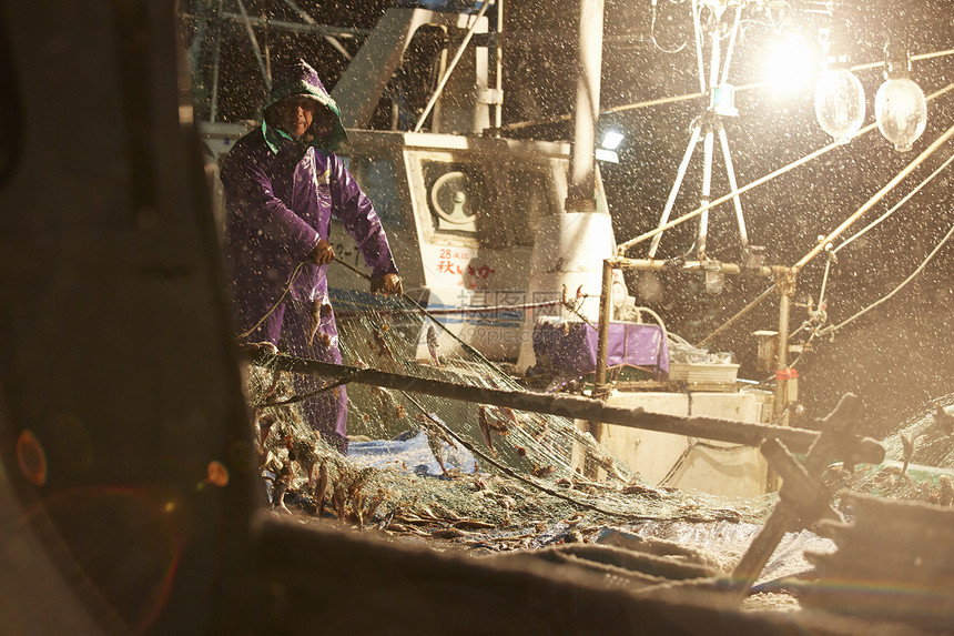 渔民在午夜工作图片