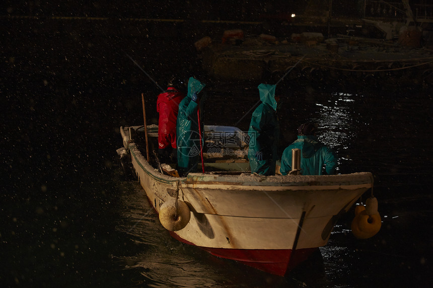 渔民在午夜出海工作图片