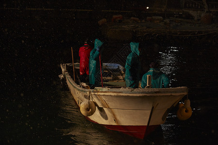 渔民在午夜出海工作图片