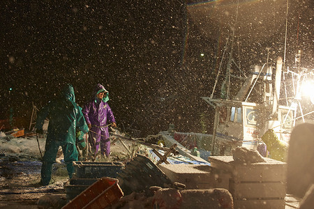 渔民在午夜工作图片