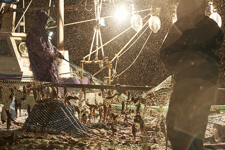 夜晚船上的渔民正在捕鱼图片