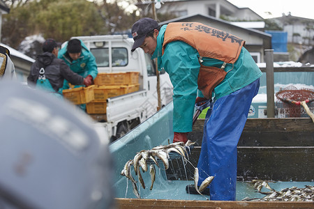 钓鱼聊天素材男人摇摆晃动爪子冬工作的渔民背景