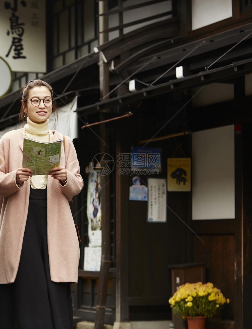 拿着地图的日本妇女在老街道采风岐阜县图片