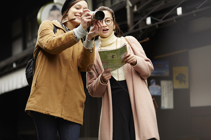 带着相机外国妇女和拿着地图的日本妇女在老街道采风岐阜县图片