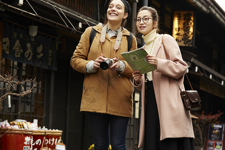  看向远方的两位旅行女性图片