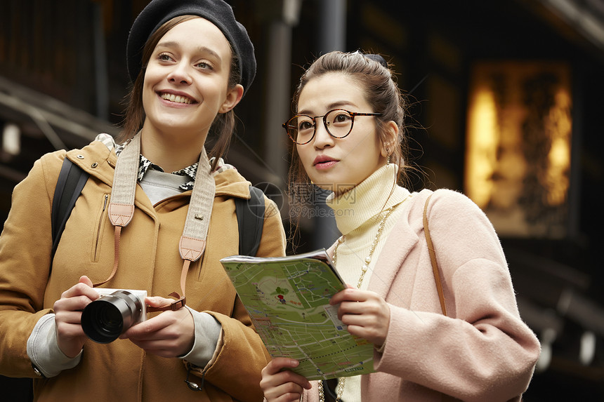 看向远方的两位女性图片