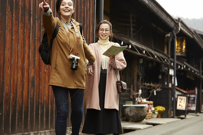  指向远方的外国女性图片