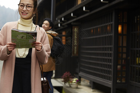  拿着地图开心的女性图片