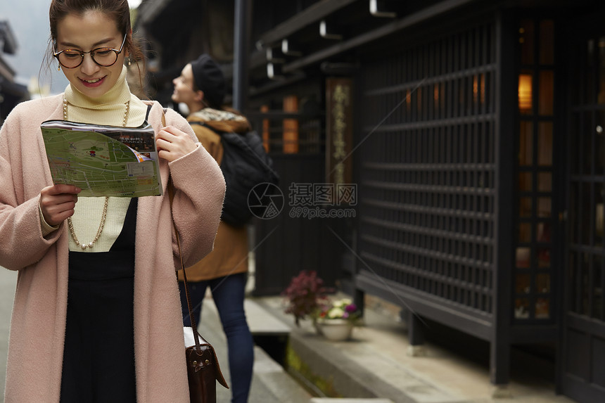  认真看地图的女性图片