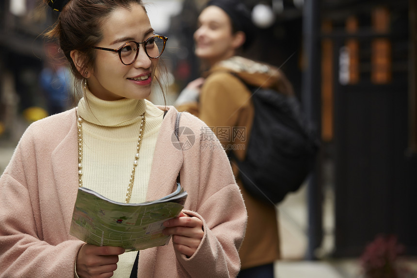 带着相机外国妇女和拿着地图的日本妇女在老街道采风岐阜县图片