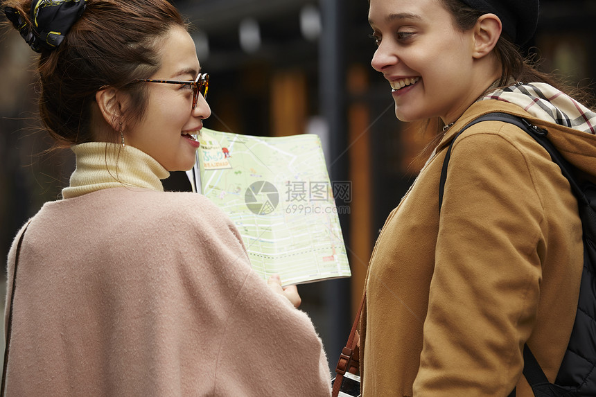 带着相机外国妇女和拿着地图的日本妇女在老街道采风岐阜县图片