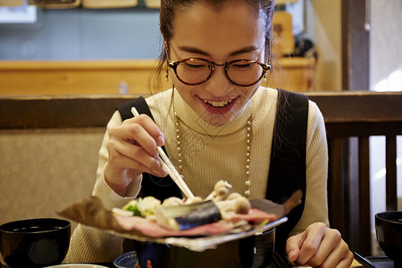 外国妇女和日本妇女享受美食岐阜县高清图片