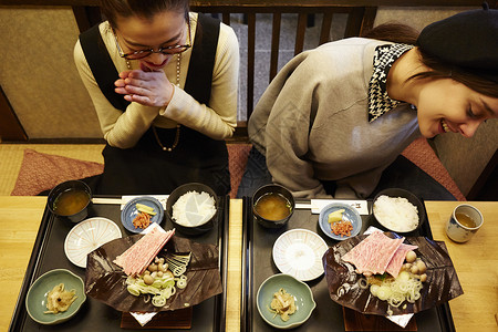 设定位置或桌子瘦身步行享受飞beef牛肉美食午餐和日本女外国女图片