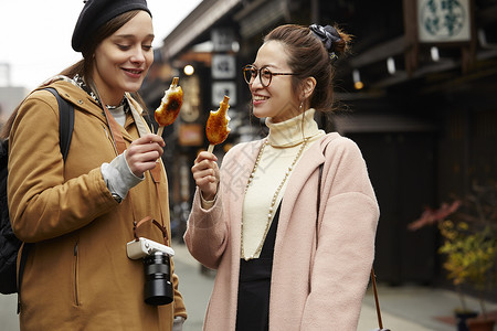 朋友旅游业女士外国妇女和日本妇女吃老街道镇gofiramochi图片