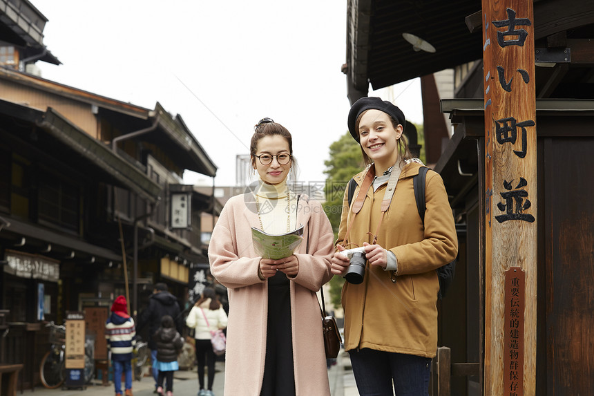 20多岁东海地区冬天外国妇女和日本妇女观光的老街道图片