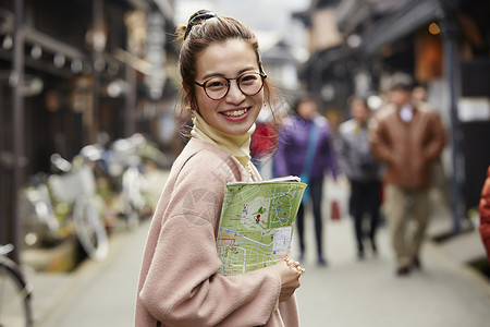 冬天女孩走路妇女观光的老街道图片