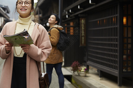 女士洞察歧视妇女观光的老街道图片