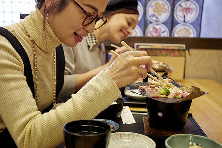 日本人城堡游览享受飞beef牛肉美食午餐和日本女外国女图片