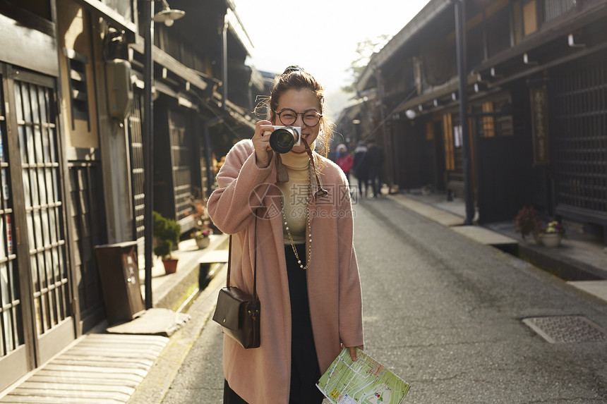 带着相机和地图的女人来采风岐阜县图片