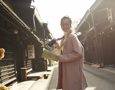 带着相机和地图的女人来采风岐阜县图片