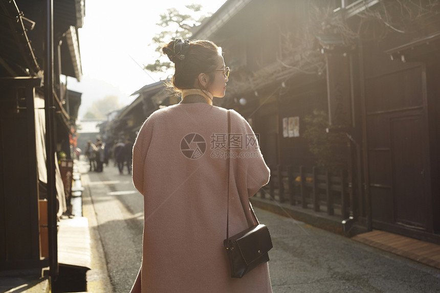 带着相机和地图的女人来采风岐阜县图片