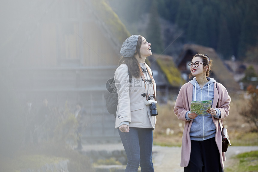 带着相机和地图的两个女人来采风岐阜县图片