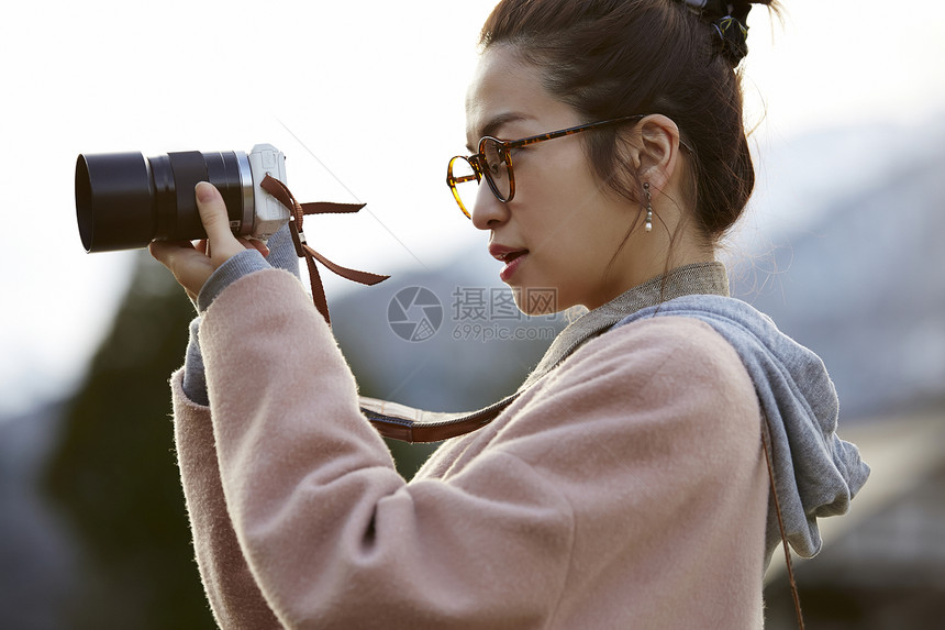 带着相机和地图的女人来采风岐阜县图片