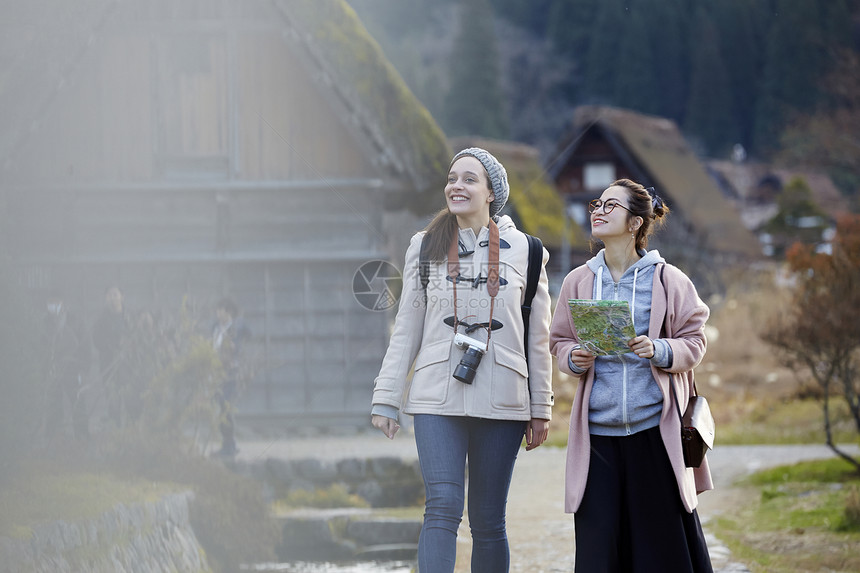 假期出游的年轻女性图片