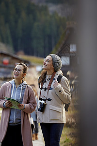 假期出游的年轻女性图片