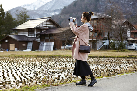 带着相机的女人来采风岐阜县背景图片