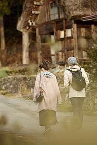 带着相机和地图的两个女人来采风岐阜县背景图片